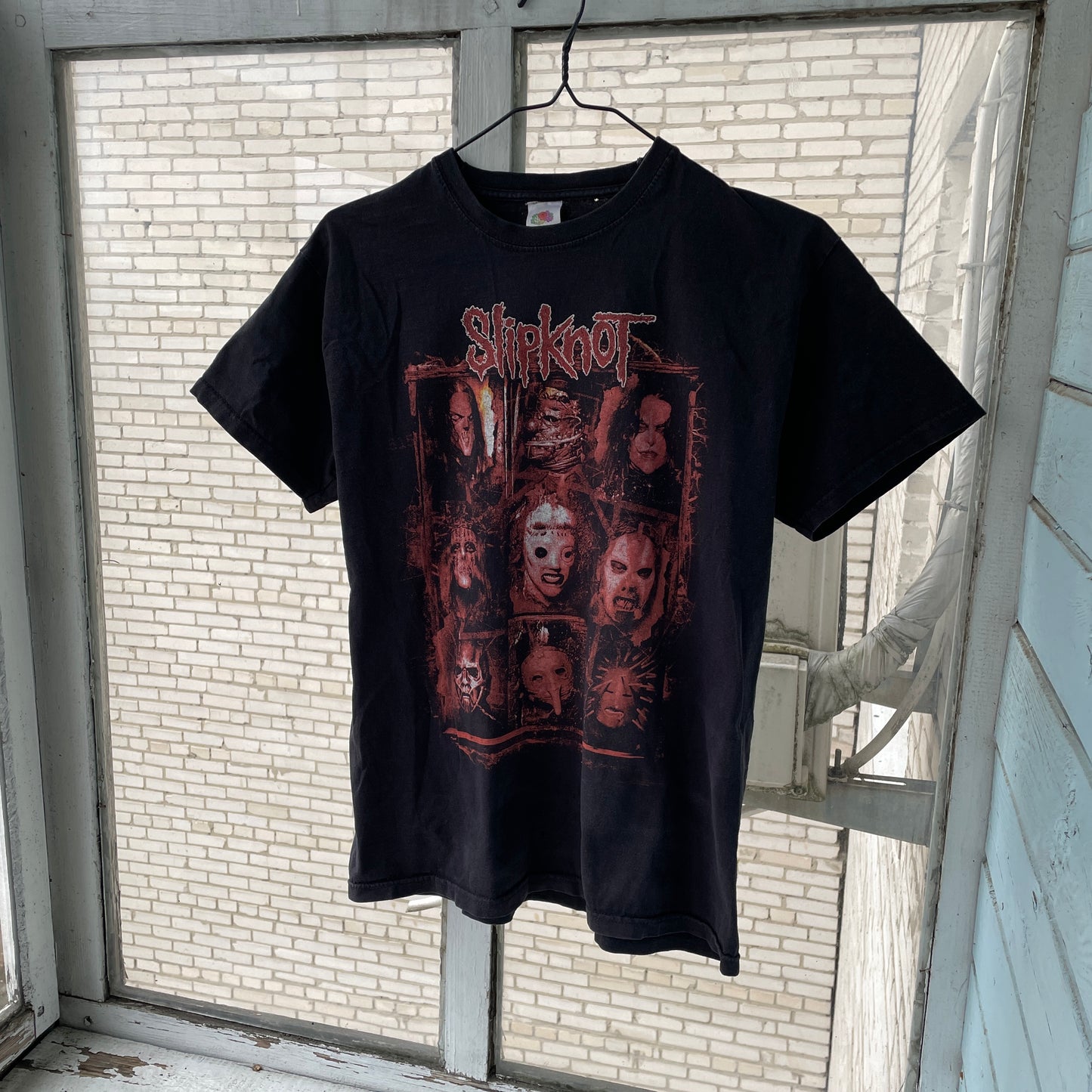 Vintage Slipknot T-Shirt โ Classic Red Horror Graphic | 00s Metal Band Tee Fruit of the Loom M