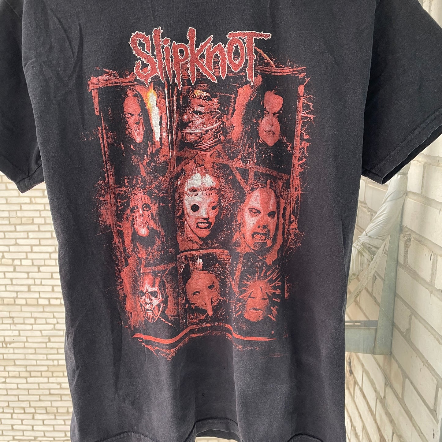 Vintage Slipknot T-Shirt โ Classic Red Horror Graphic | 00s Metal Band Tee Fruit of the Loom M