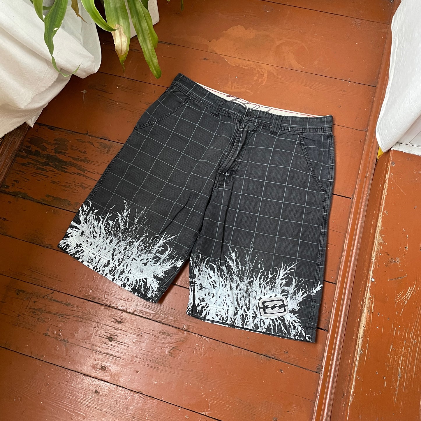 Billabong Y2K Black Grid Shorts โ White Splash Graphic | Vintage Skate Surf Style 00s