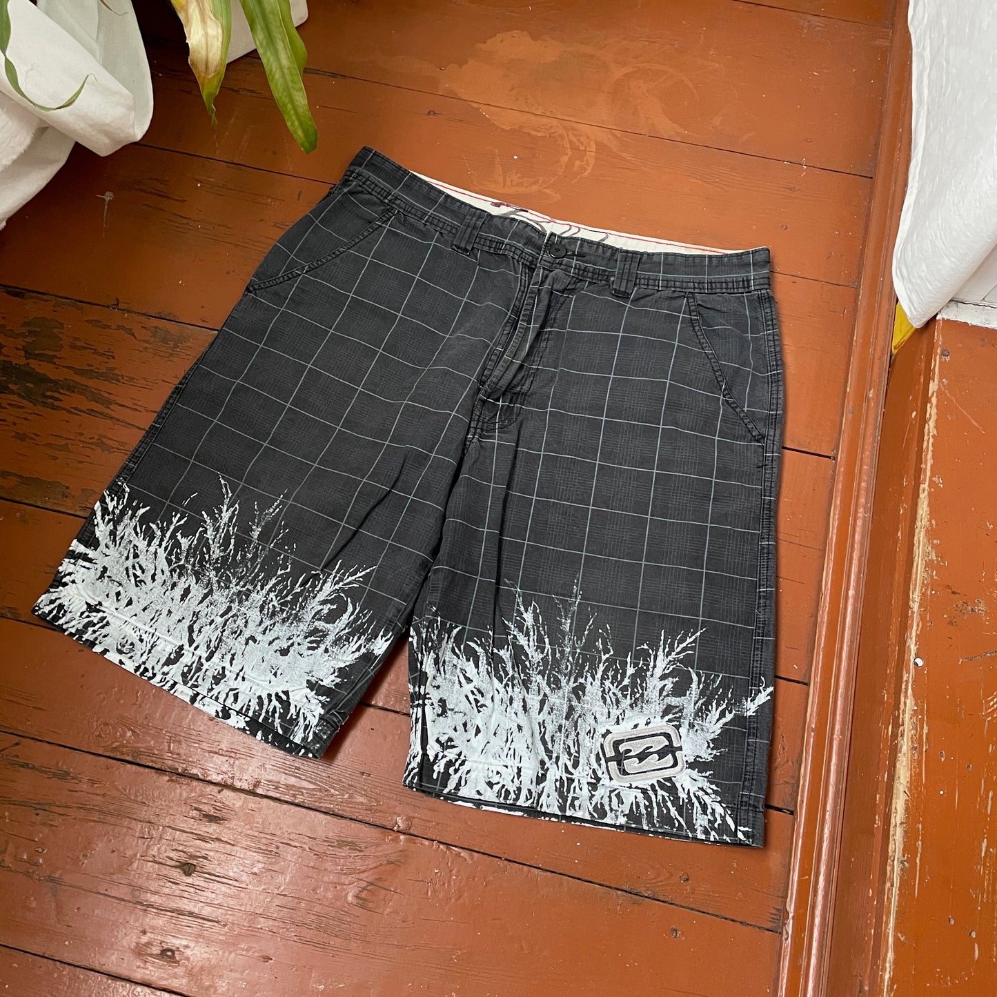 Billabong Y2K Black Grid Shorts โ White Splash Graphic | Vintage Skate Surf Style 00s