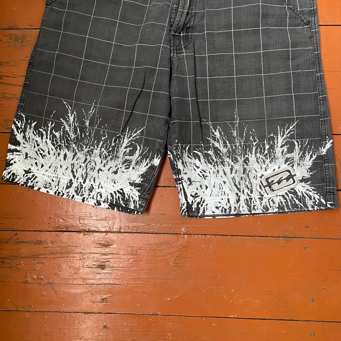 Billabong Y2K Black Grid Shorts โ White Splash Graphic | Vintage Skate Surf Style 00s
