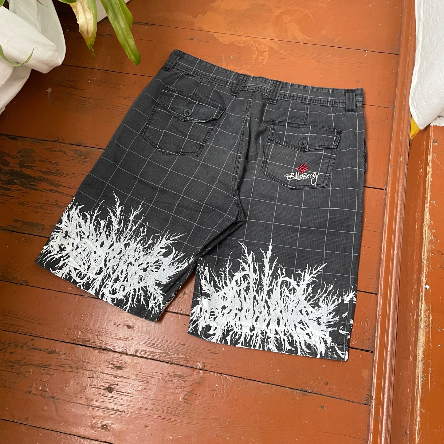 Billabong Y2K Black Grid Shorts โ White Splash Graphic | Vintage Skate Surf Style 00s