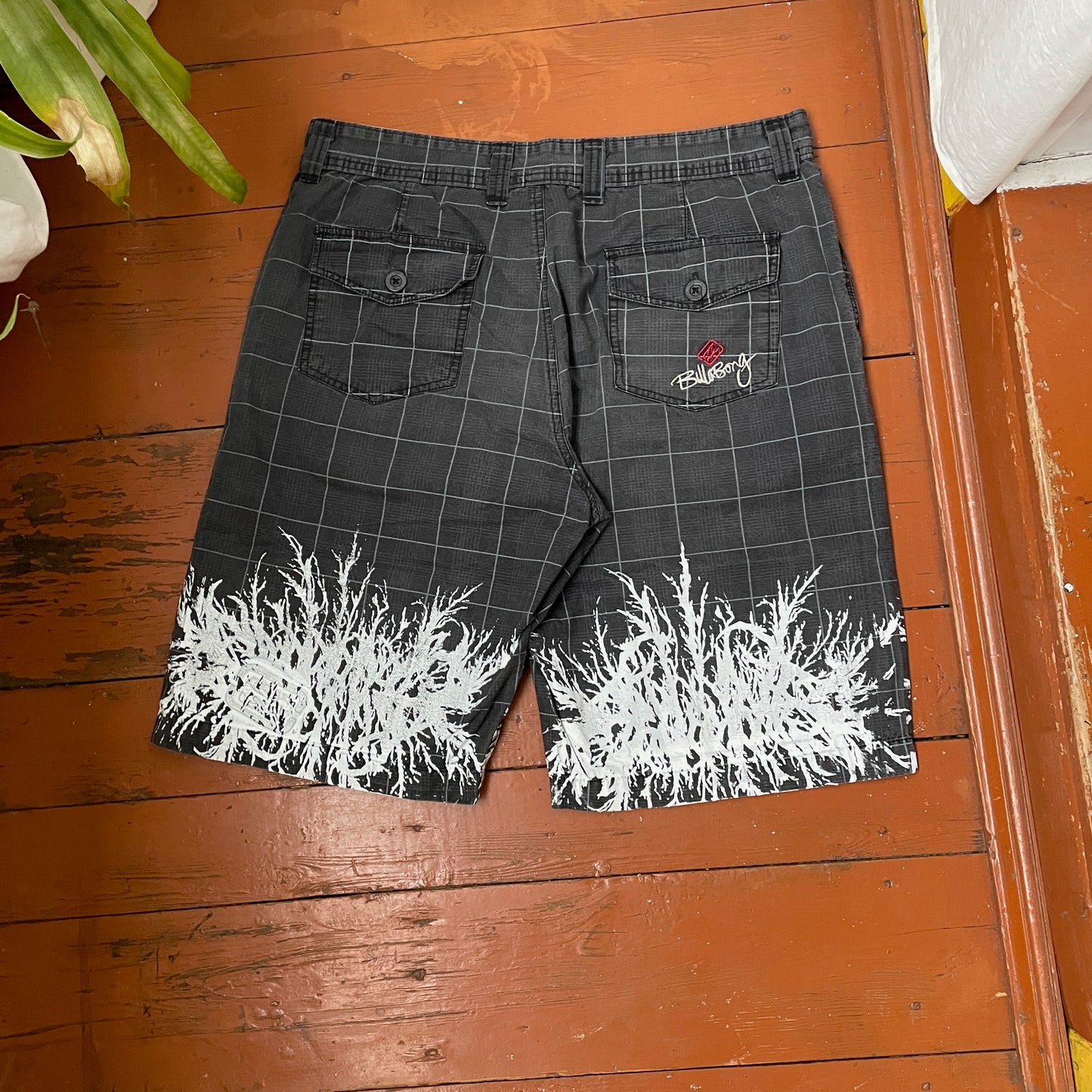 Billabong Y2K Black Grid Shorts โ White Splash Graphic | Vintage Skate Surf Style 00s