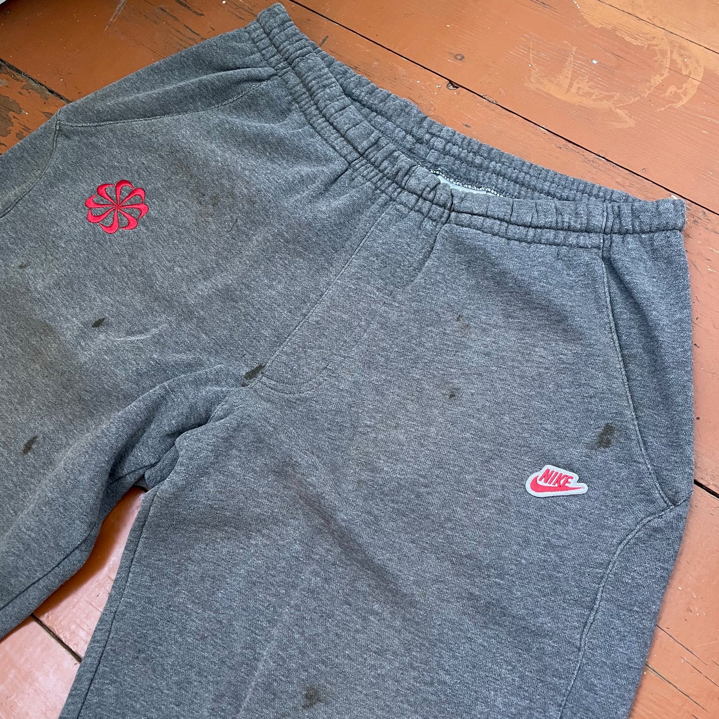 Custom Nike Grunge Sweatpants – Vintage S Grey with White Print | 00s Streetwear Joggers