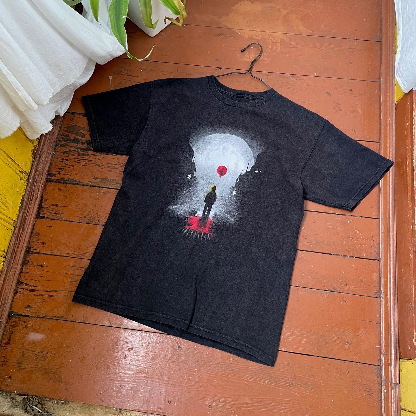 IT Horror Movie T-Shirt – Vintage Black Tee with Moon & Balloon Print