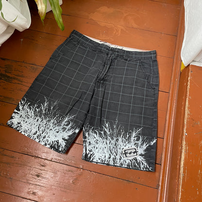 Billabong Y2K Black Grid Shorts – White Splash Graphic | Vintage Skate Surf Style 00s